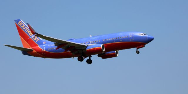 Boeing 737-700 (N7742B) - On short final is this 2007 Southwest Airlines Boeing 737-7BD in the Summer of 2022.