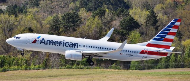 Boeing 737-800 (N902NN) - A heavy 738 getting tossed around on a windy day, from the top of the RDU parking deck, 4/12/18.