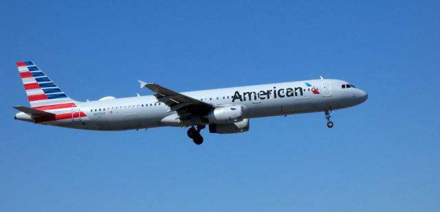 Airbus A321 (N973UY) - On final is this 2011 American Ailines Airbus A321-231 in the Spring of 2021.