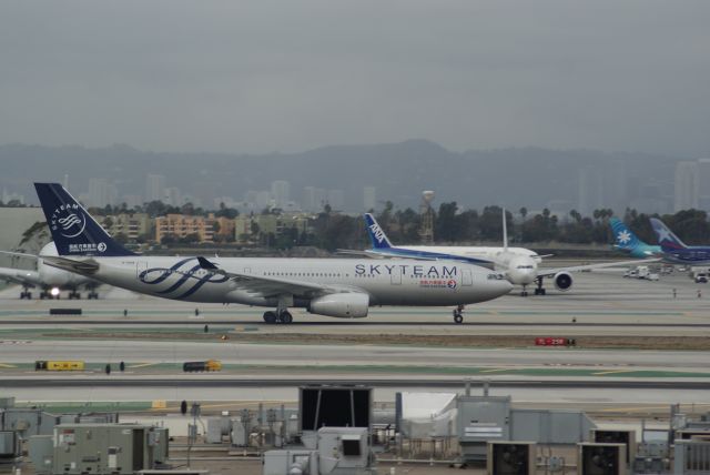 Airbus A330-200 (B-5908) - China Eastren Airlines (Sky Team) A330-243 cn 1372