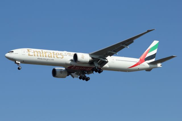 BOEING 777-300 (A6-EPH) - 17/01/2023:   Flight from Dubai (DXB) on final to runway 26.