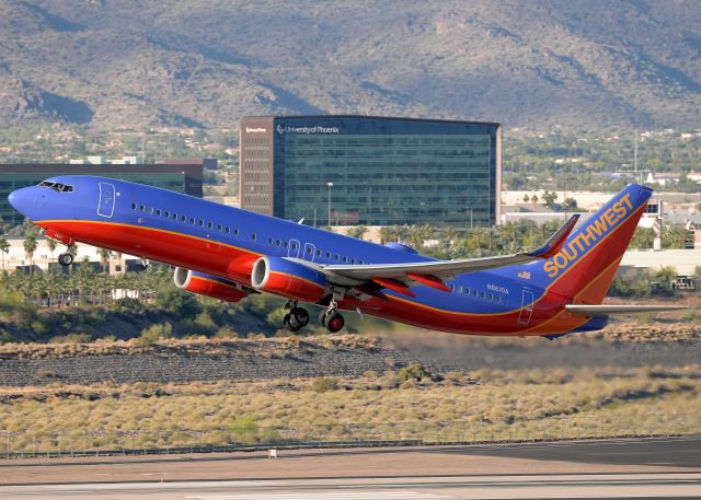 Boeing 737-800 (N8610A)