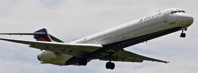 McDonnell Douglas MD-90 (N927DN)