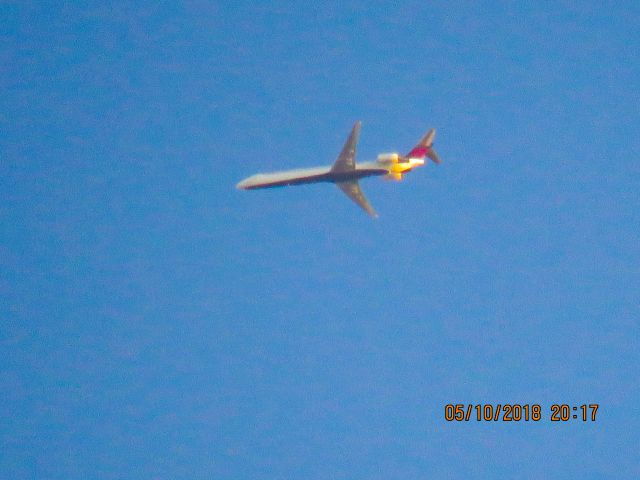McDonnell Douglas MD-90 (N921DN)
