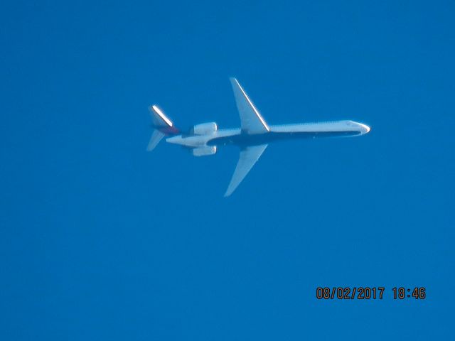 McDonnell Douglas MD-90 (N933DN)