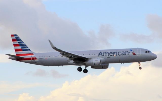 Airbus A321 (N144AN)