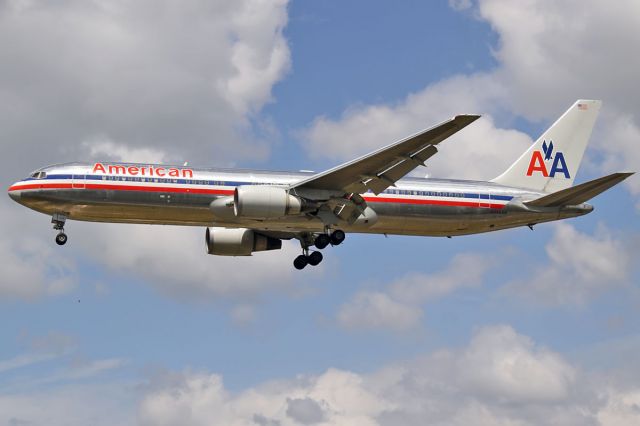 BOEING 767-300 (N346AN)