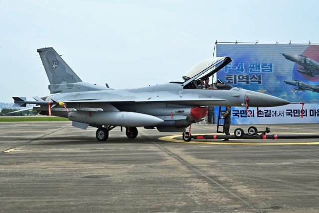 Lockheed F-16 Fighting Falcon (N93093)