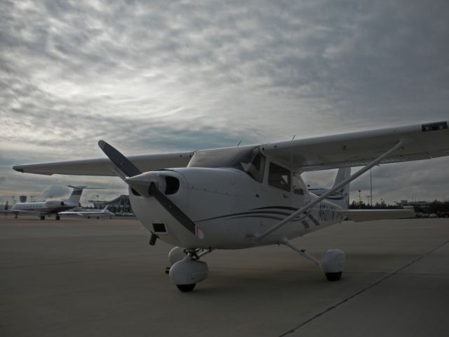 Cessna Skyhawk (N6017N) - Sitting on the ramp at Dulles Jet Center after a quick trip from Leesburg.