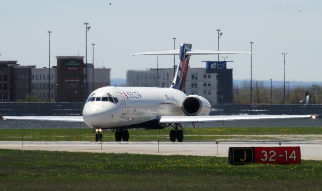 Boeing 717-200 (N953AT) - Delta 717 taxiing on J to runway 23