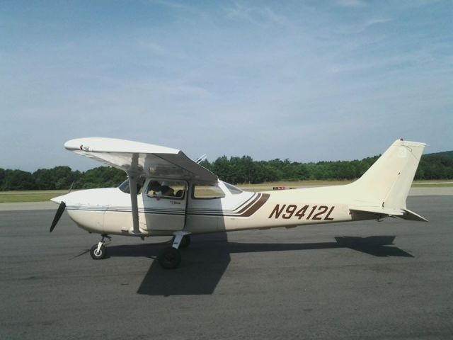 Cessna Skyhawk (N9412L) - Getting ready for departure.