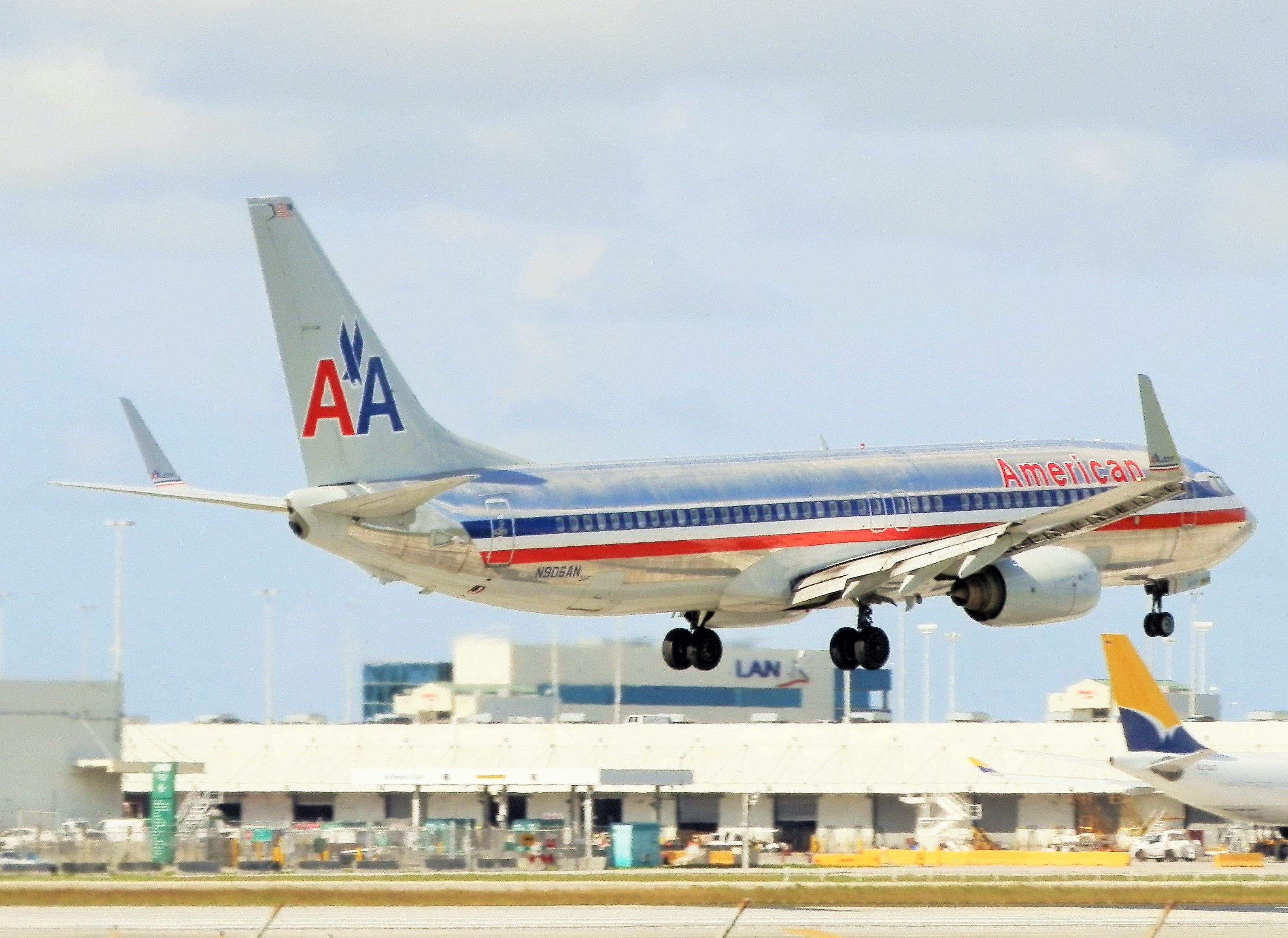 Boeing 737-800 (N906AN)