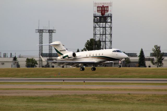 Bombardier Challenger 300 (N896BB) - Landing at MSP runway 12R on 6/7/17