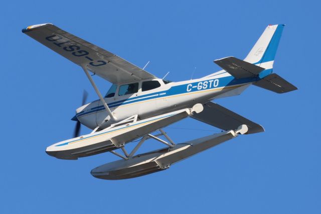 Cessna Skyhawk (C-GSTO) - C-GSTO Cessna Skyhawk 172-K Survolant le fleuve St-Laurent QC. à Lavaltrie Le 30-09-2024 à 16:02.