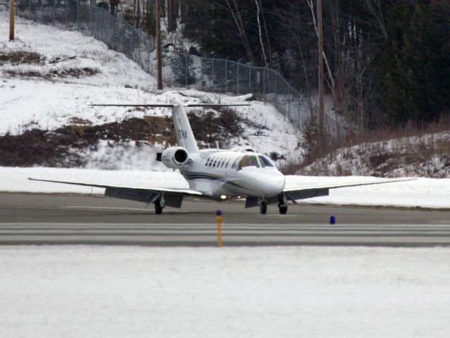 Cessna Citation CJ2+ (N717HA) - Rollout landung runway 25.