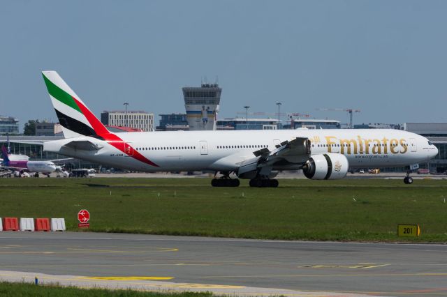 BOEING 777-300ER (A6-ENM)