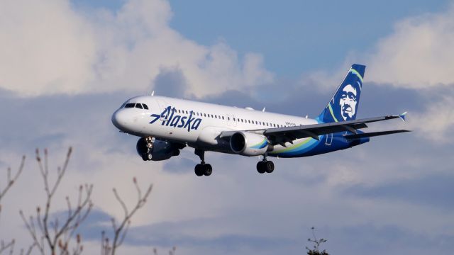 Airbus A320 (N854VA) - ASA1837 from MSP on final to SEA Rwy 34L on 3.28.19. (A320-214 / msn 5058).