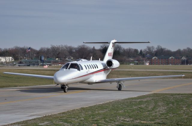 Cessna Citation Excel/XLS (N926JJ) - Pulling up onto the ramp