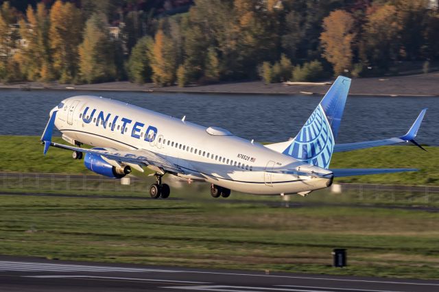 Boeing 737-800 (N76529) - 8th November, 2023: Taking off from runway 28R at PDX. 