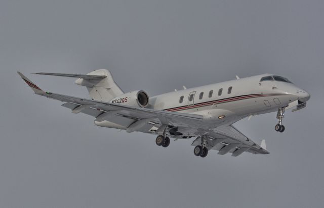 Canadair Challenger 350 (N742QS) - Landing in CYHU