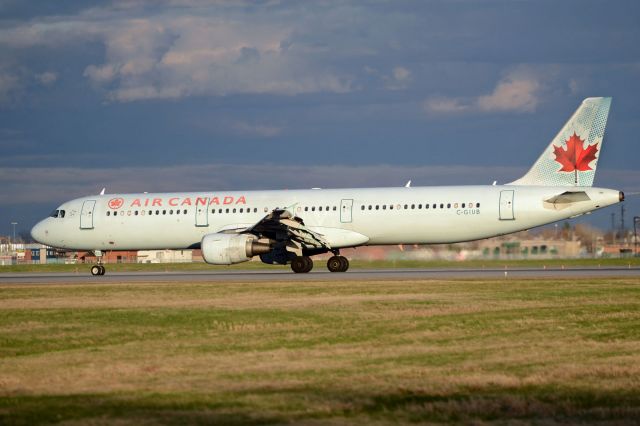 Airbus A321 (C-GIUB)