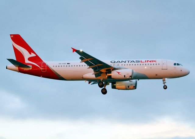 Airbus A320 (VH-VQS)