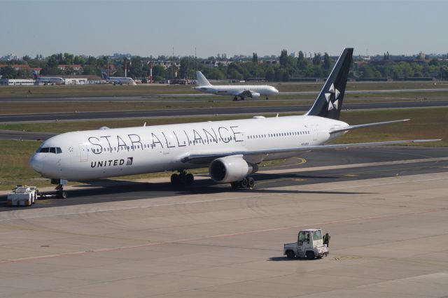 BOEING 767-400 (N76055) - Boeing 767-424(ER), United Airlines, N76055, EDDT Airport Berlin-Tegel, 08.May 2018