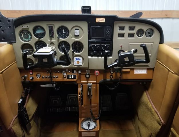 Cessna Skyhawk (N12768) - Original instrument panel