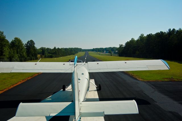 HELIO U-10 Super Courier (N60JA) - STOL Taildragger    Photo credits - Ben Greenhoe