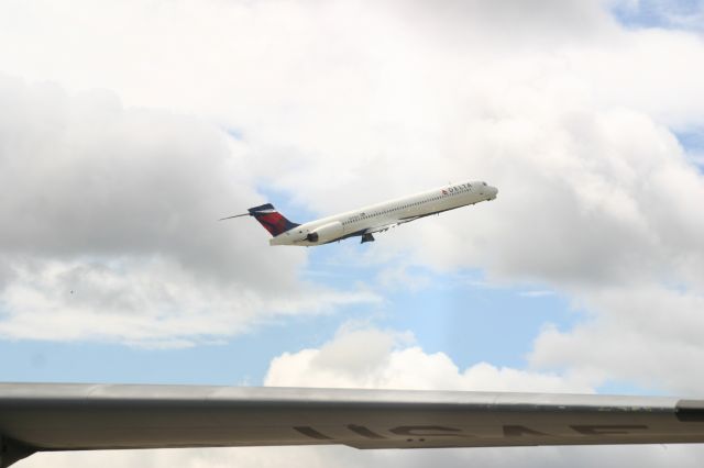 McDonnell Douglas MD-90 (N907DA)