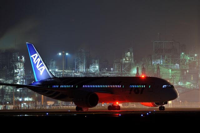 Boeing 787-8 (JA802A) - Inside of plane lighting is rainbow color LED.