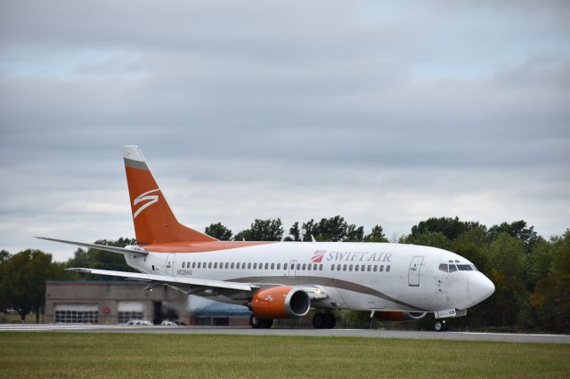 BOEING 737-300 (N529AU) - Swift Air Boeing 737-3 departing KMWA