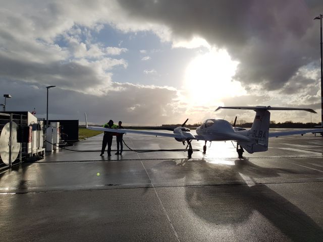 Diamond Twin Star (D-GLBA) - Refueling the D-GLBA for a new flight.