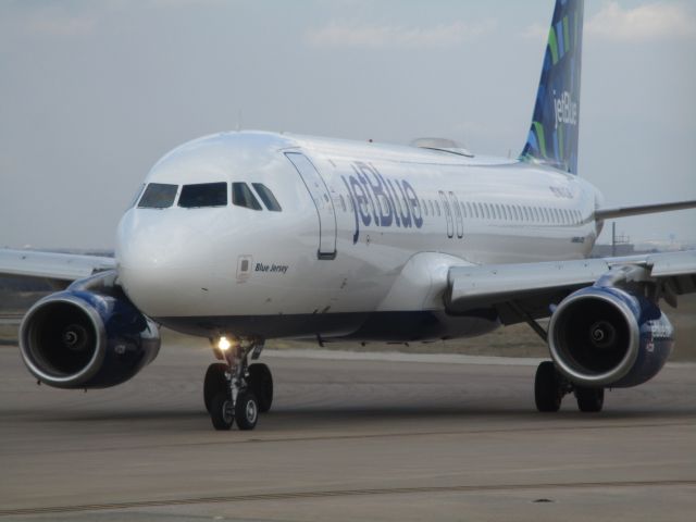 Airbus A320 (N643JB) - JetBlue flight 1115 arriving from Boston, MA