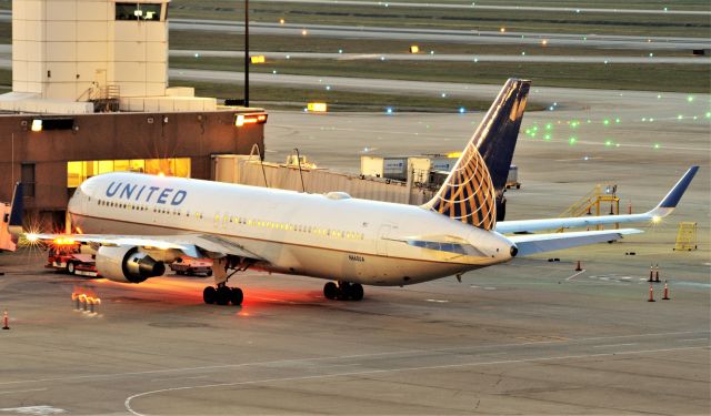 BOEING 767-300 (N660UA)