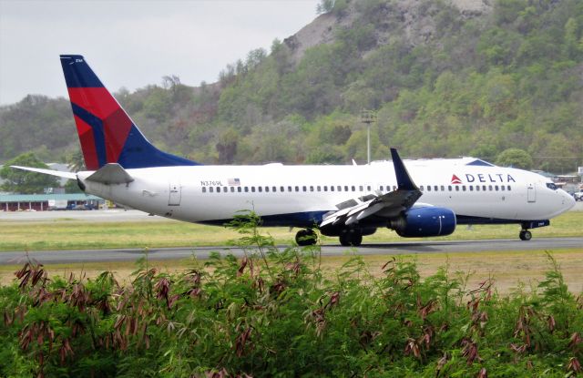 Boeing 737-800 (N3769L)