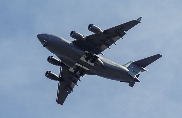 — — - Final approach, 8L, about 700' altitude