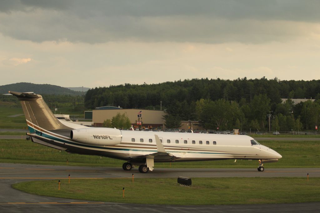 Embraer ERJ-135 (N910FL)