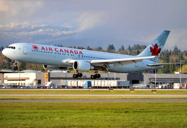 BOEING 767-300 (C-GHLU)