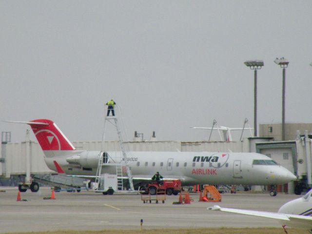 Canadair Regional Jet CRJ-200 (N8800G) - Ground Crews At Blue Grass Airport (KLEX) de-ice Flagship 2384 (N8800G) prior to departure for Detroit Metro Wayne Co (KDTW)...