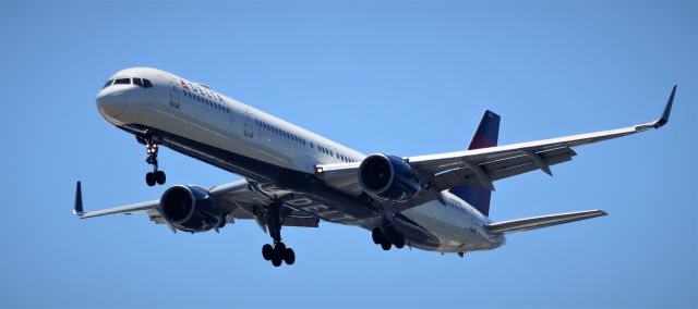 BOEING 757-300 (N585NW)