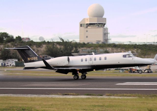 Learjet 40 (N10SE)