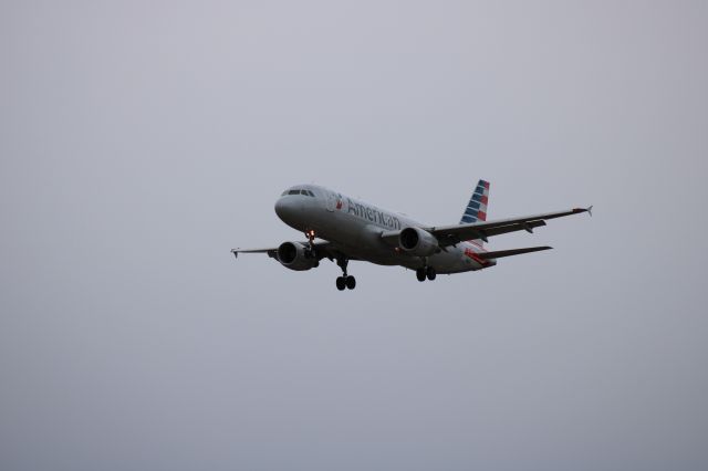 Airbus A320 (N128UW)