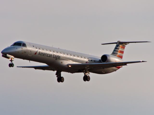 Embraer ERJ-145 (N685AE)