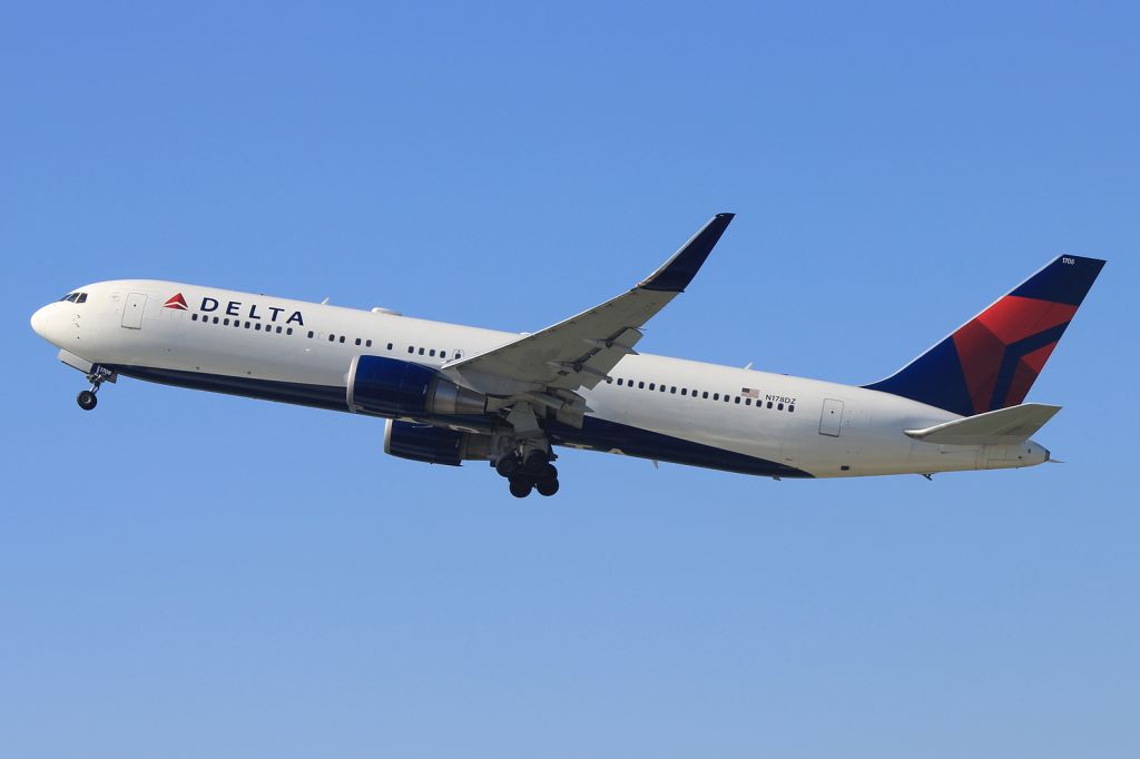 BOEING 767-300 (N178DZ)