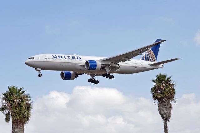 Boeing 777-200 (N768UA)