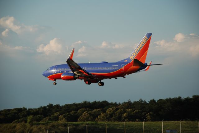 Boeing 737-700 (N298WN) - Landing on 33L