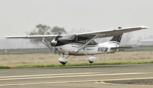 Cessna T206 Turbo Stationair (N1423W) - KMCE - Departing RWY 12