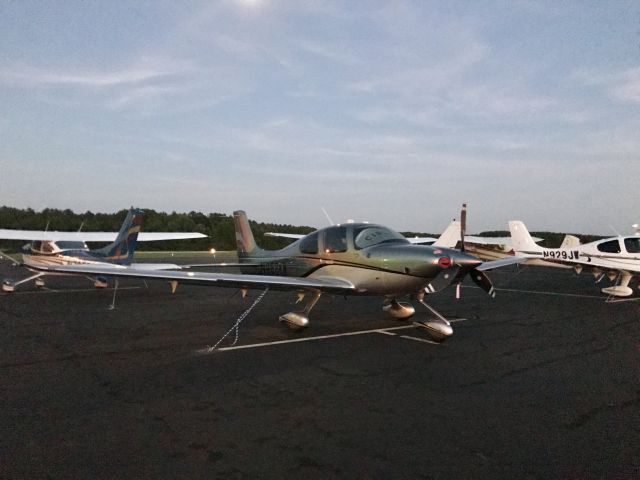 Cirrus SR-22 (N968KM)