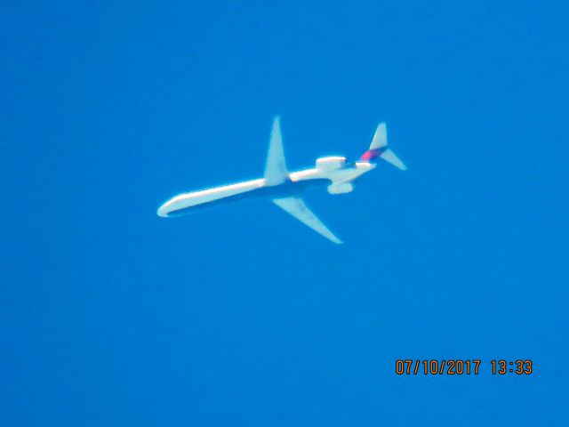 McDonnell Douglas MD-90 (N960DN)